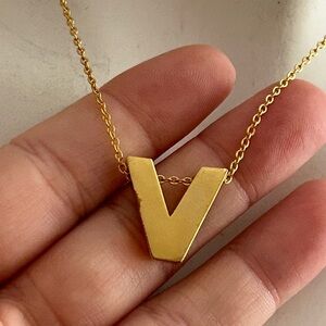 5/$25 Gold Initial V monogram Necklace 16 inch 🥰